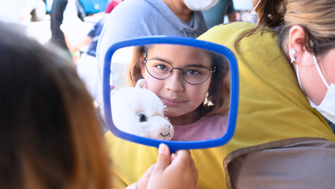 Las chicas siempre se preocupan más por la belleza. Los niños sostienen espejos, se miran con las gafas recién elegidas y están muy satisfechos. Foto/Jaime Puerta