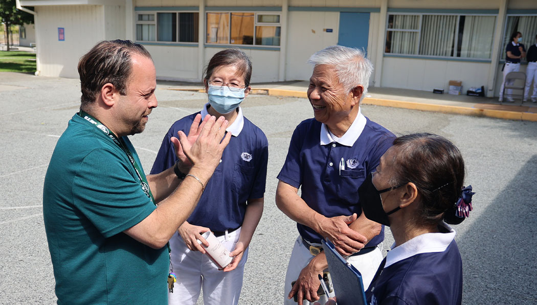 Principle of Costano Elementary School and 3 Tzu Chi volunteers