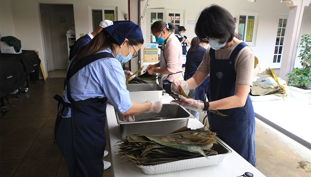 Tzu Chi volunteers washing bamboo leaves
