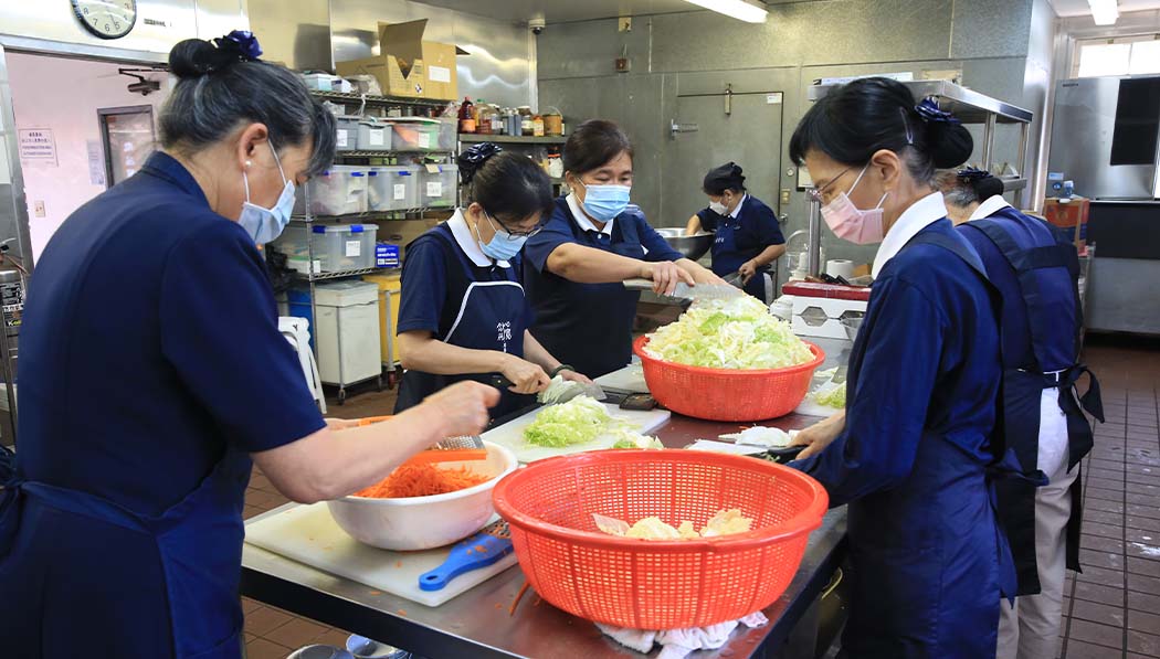 Tzu Chi culinary team volunteers preparing vegetarian lunch