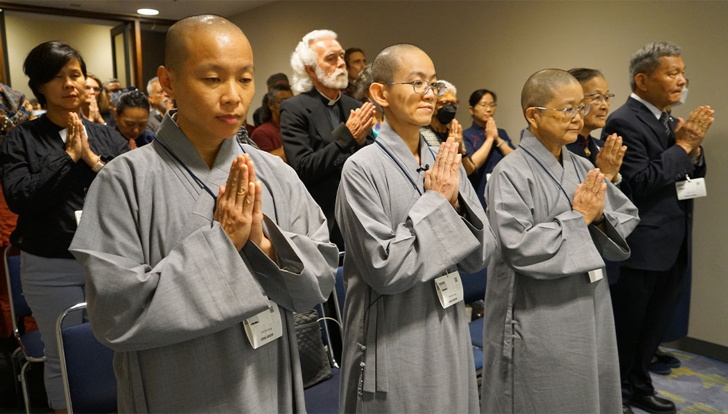 Jing Si Adobe masters lead the prayer
