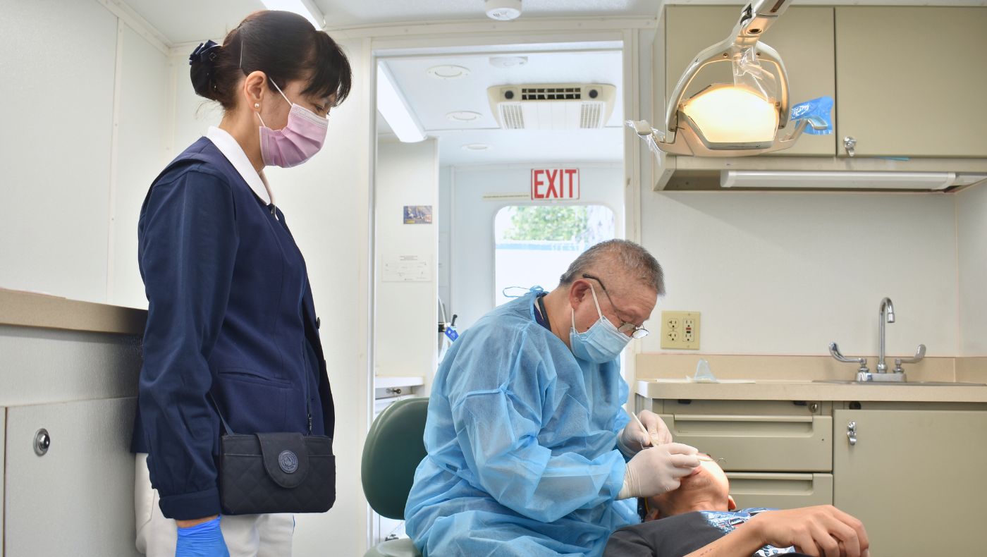 大愛醫療巡迴車裡，志工醫師正在為民眾檢查牙齒。攝影／蔡松谷