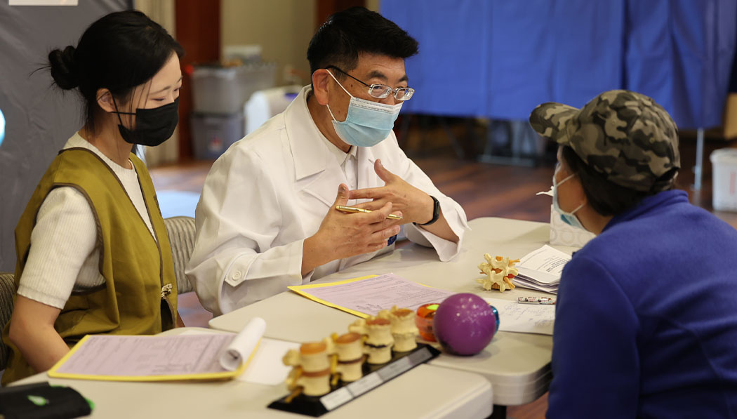 El quiropráctico Kevin Huang y su hija Kacie Huang atienden juntos a los pacientes. Foto/Kitty Lu