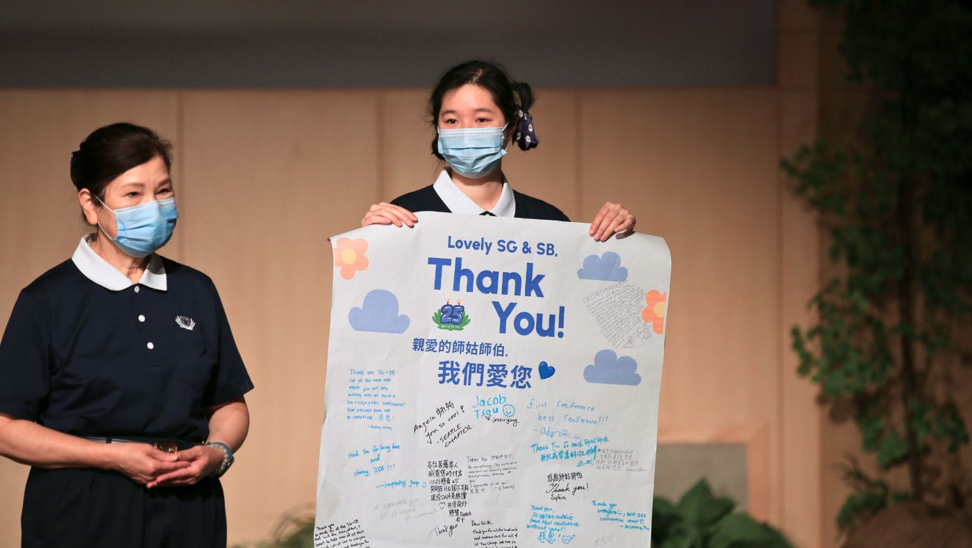 慈濟志工的全程陪伴，慈青用一張大的海報把心裡的感恩，寫出來、畫出來。攝影／黃友彬