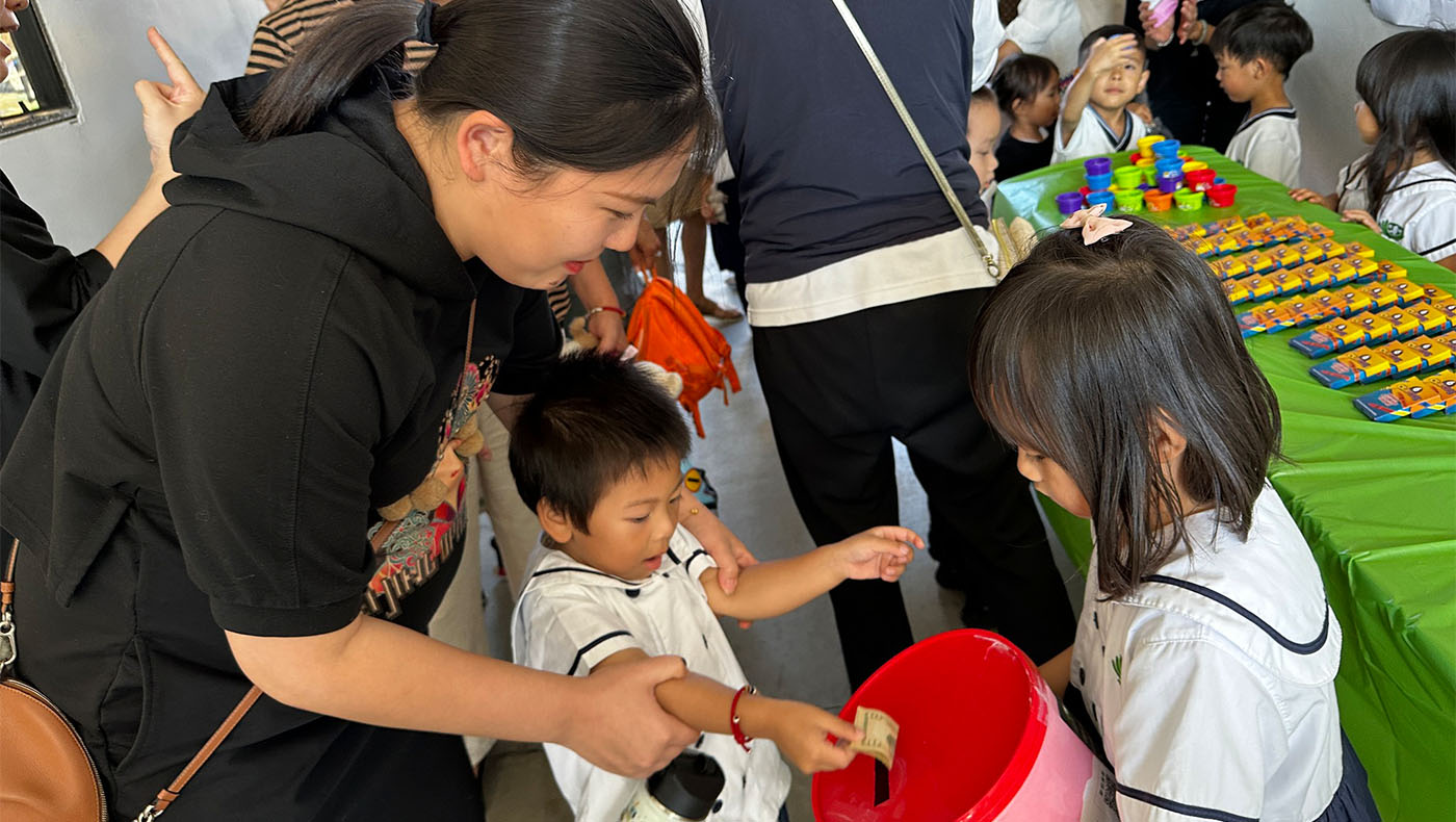 Parent assisting her kid donate money