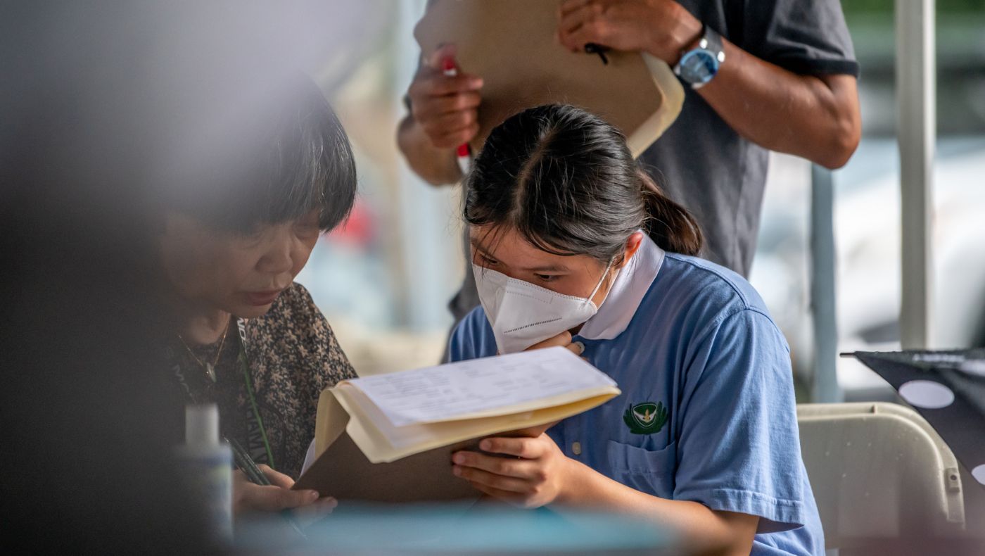 Voluntarios Universitarios de Tzu Chi ayudan a la gente a rellenar formularios. Foto/Huaixian Huang