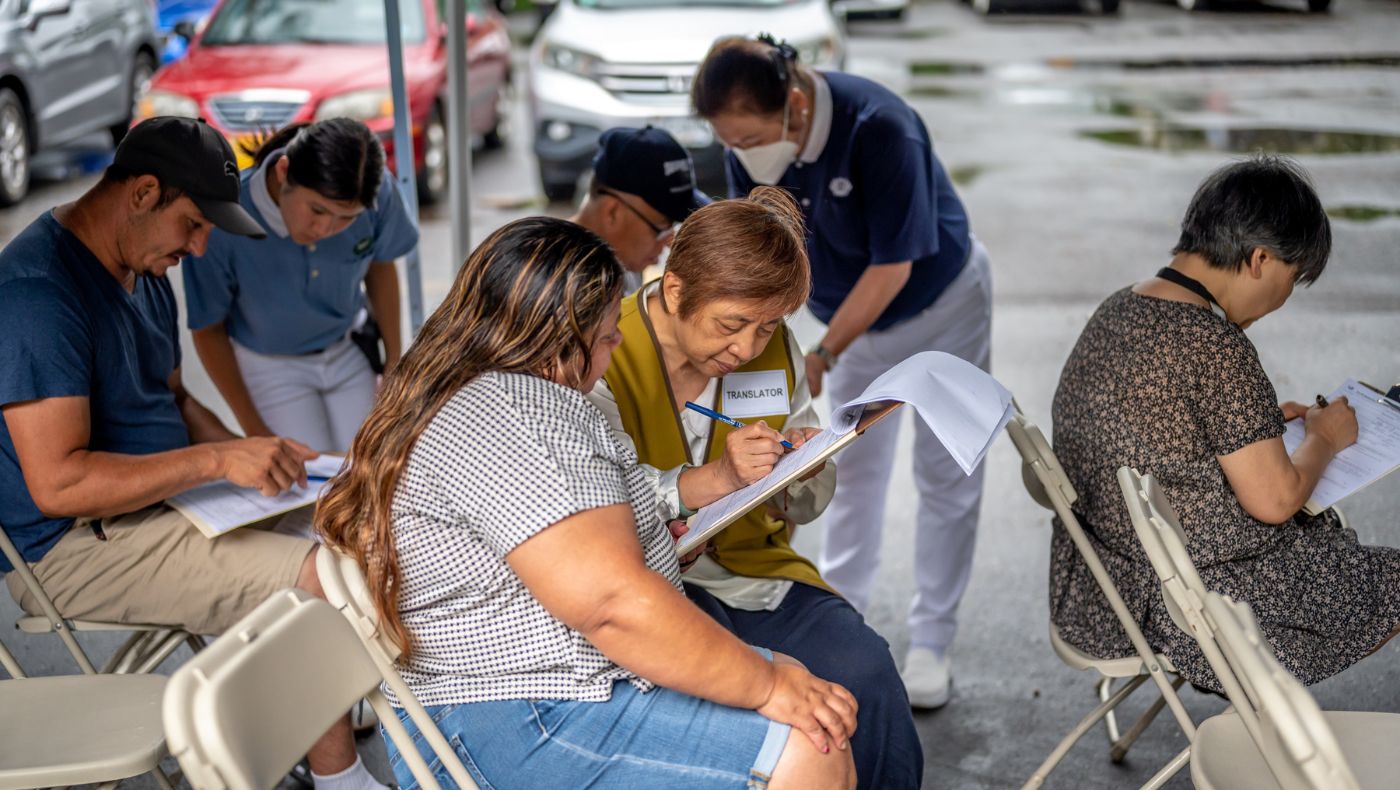 Voluntarios intérpretes ayudan a los pacientes hispanos. Foto/Huaixian Huang