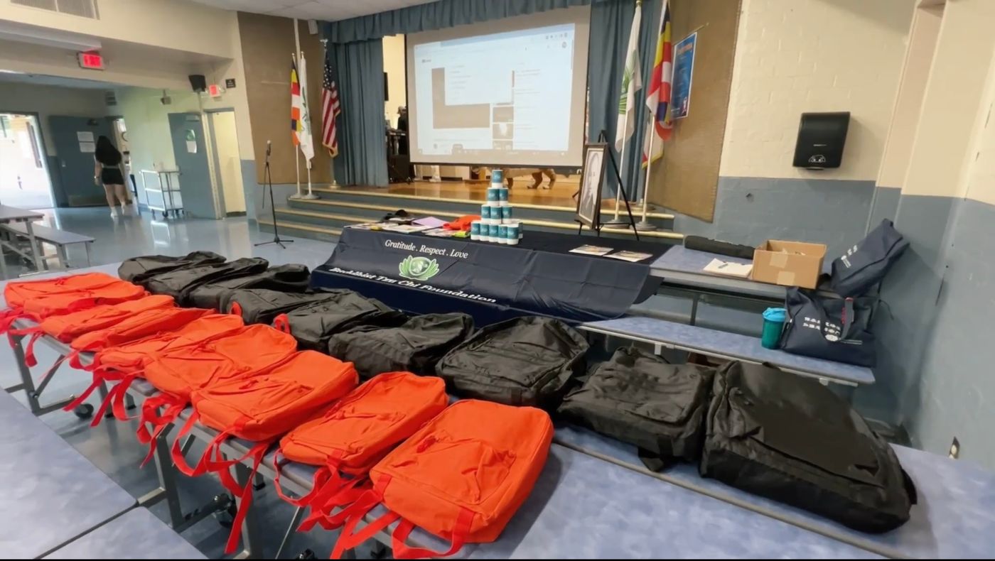 志工將贈送學生的背包排好，裡面都已經放入合適的文具等學用品。攝影／林莉莉