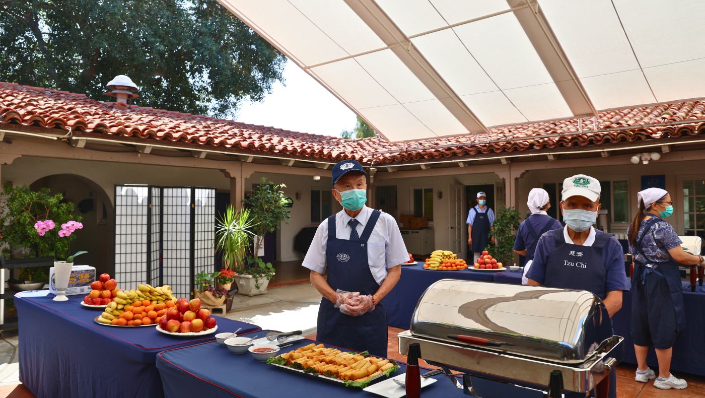慈濟志工們在用餐區準備好迎接客人，過來享用美味的午齋。攝影／駱淑麗
