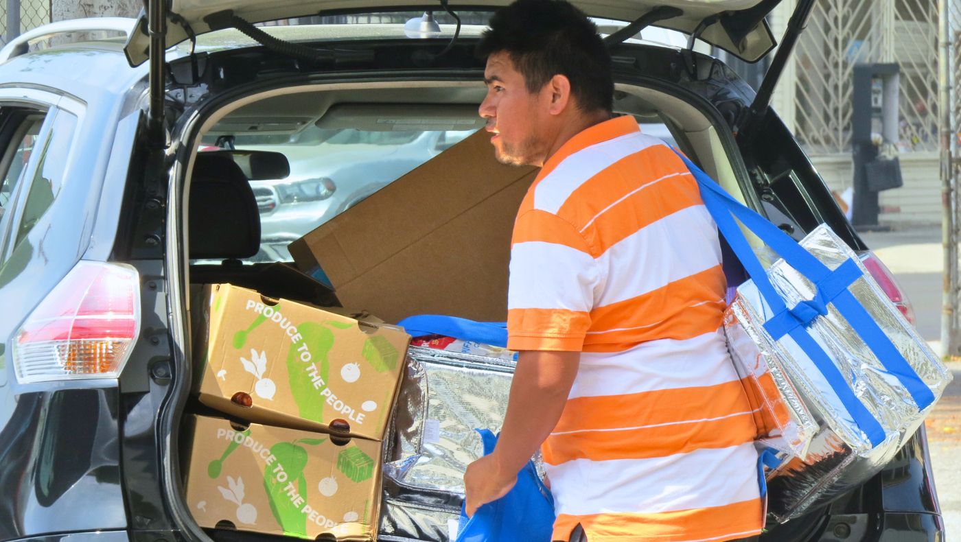 Los residentes regresan a sus casas con sus vehículos llenos de comida. Foto/Feng Yuan Lin