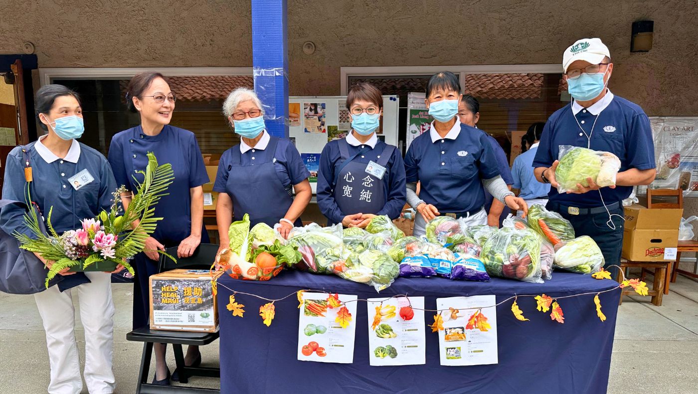 農場捐贈的蔬果，也是志工們藉機推素的義賣品。攝影／甘佩玉