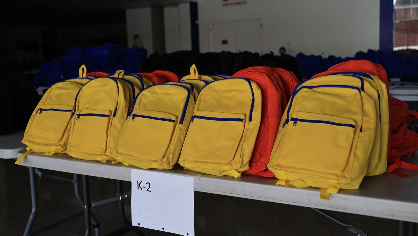 Se donaron tres tipos de mochilas según los diferentes programas escolares, y los útiles en el interior eran diferentes según las necesidades de los niños. Foto/ Shu Li Lo