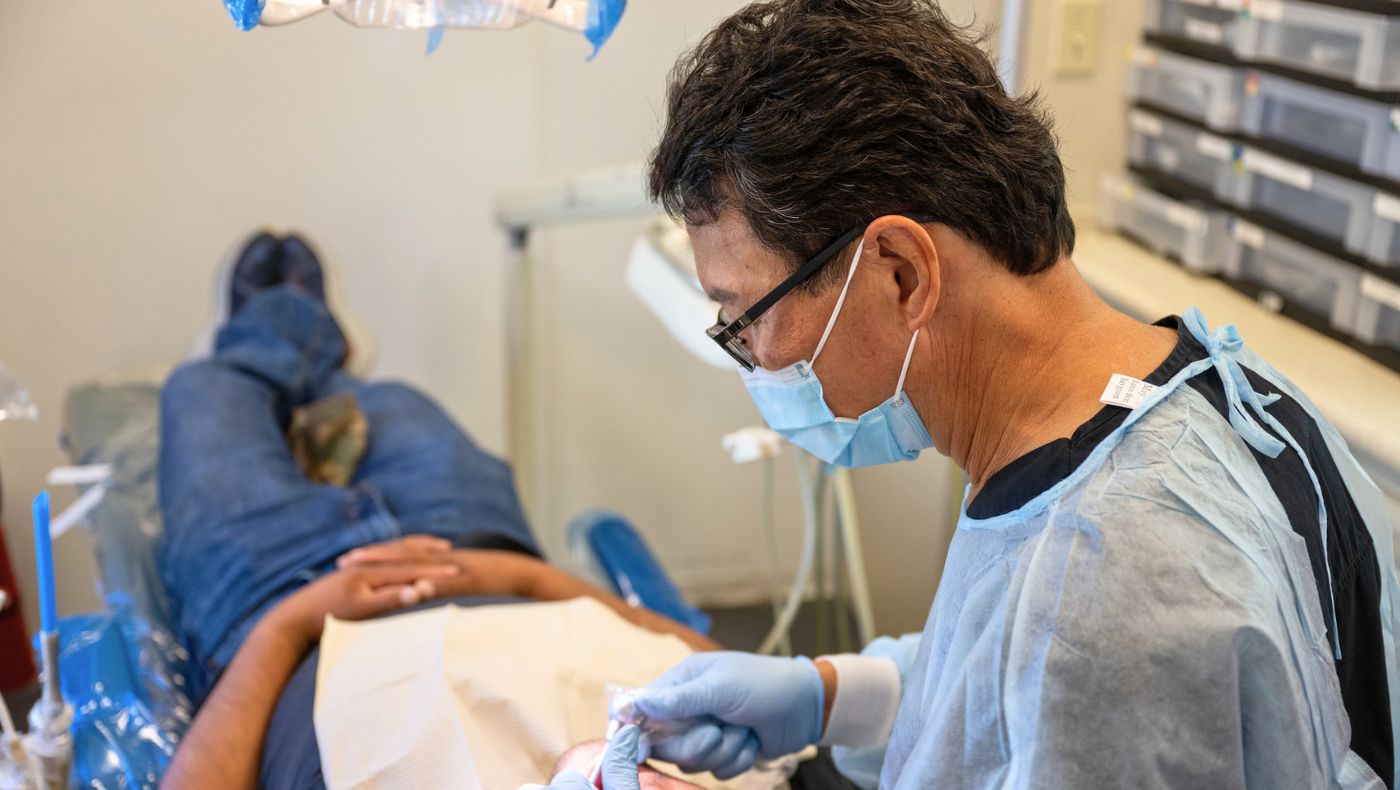 牙科王杏芬（Stephanie Wang）醫師，先將病人的牙齒檢查後，確定了問題所在，在進行下一步治療的方向。攝影／蔣國安