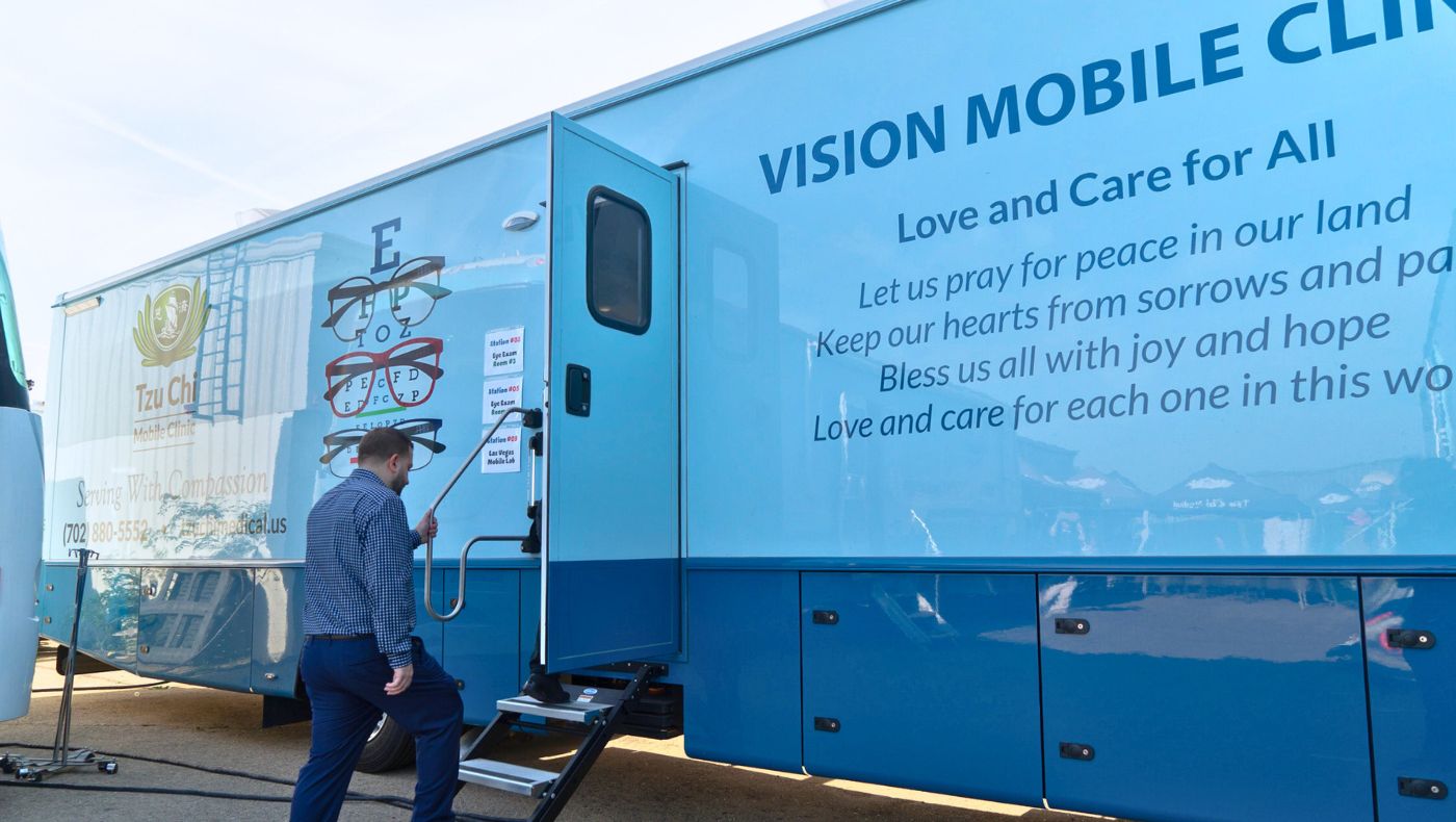 Voluntarios de Las Vegas trajeron las nuevas Clínicas Móviles de Visión DaAi para unirse a este servicio de clínica gratuita. Foto/Jaime Puerta.