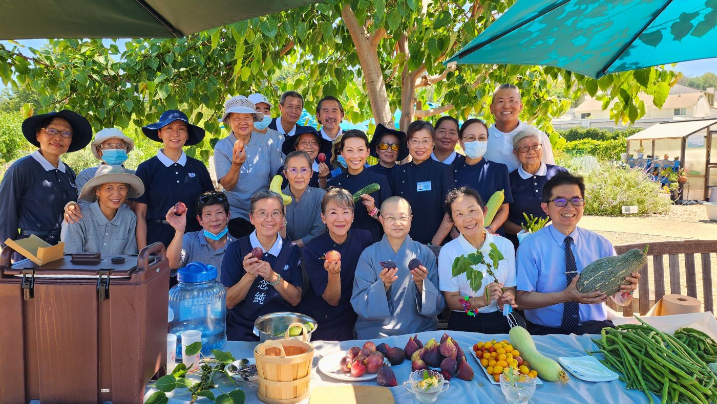 關懷團與志工一起體驗農場瓜果豐收的喜悅。攝影／Phil Huang