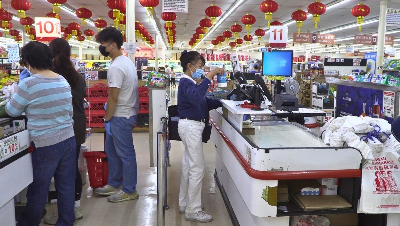 Los voluntarios visitan un gran supermercado para recoger donaciones. Foto/Roger Kao