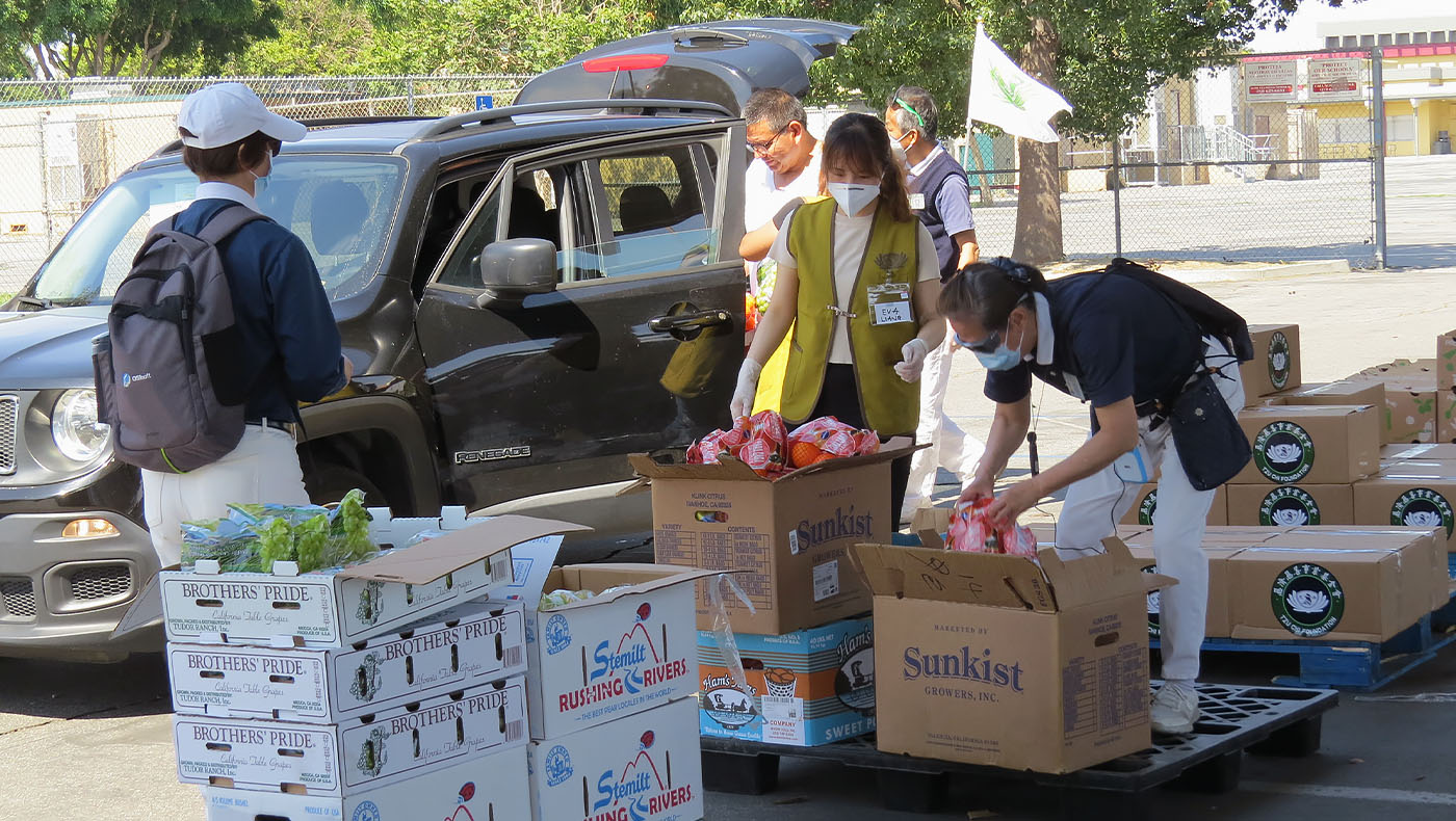Volunteers uploading foods in the truck