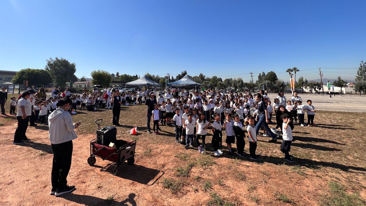 核桃慈濟小學及二所慈濟大愛幼兒園300多名師生參與了地震演習。攝影／ 楊雪兒