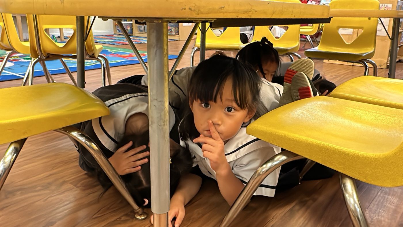 學生躲在桌子下抱頭伏地保護自己。攝影／hsuan Tsai