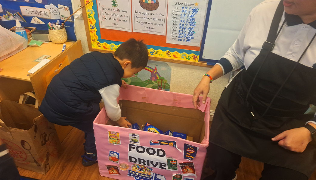 孩子們親手將自己選購的食物裝進食物捐贈箱。攝影／吳瑾