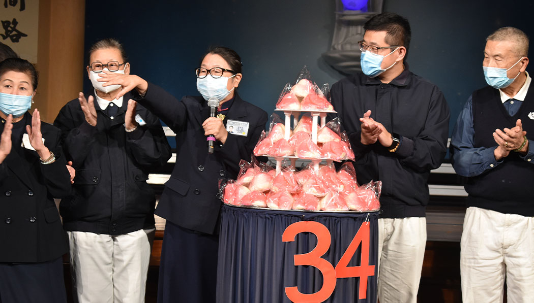 Volunteers celebrate 34th Anniversary with Shoutao Cake