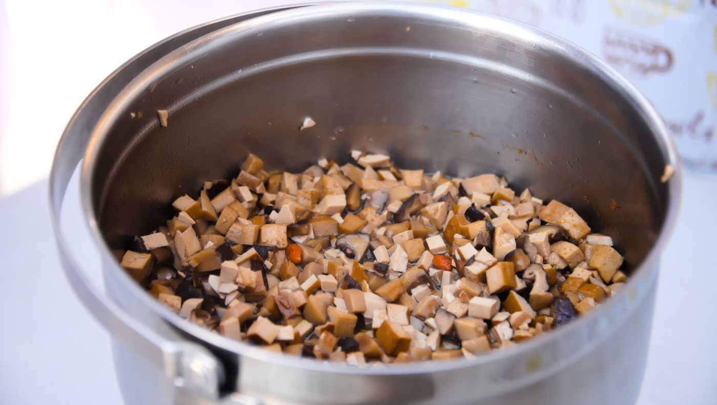 香菇、豆乾加醬油一起煮成「素滷肉飯」。攝影／奚藻勳
