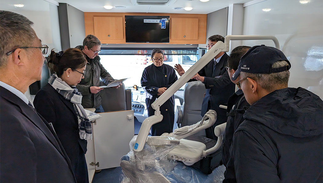 Tzu Chi USA CEO and volunteers visiting Dental mobile clinic