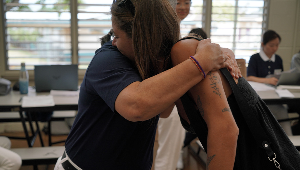 Volunteer embracing Maui Fire suvivor