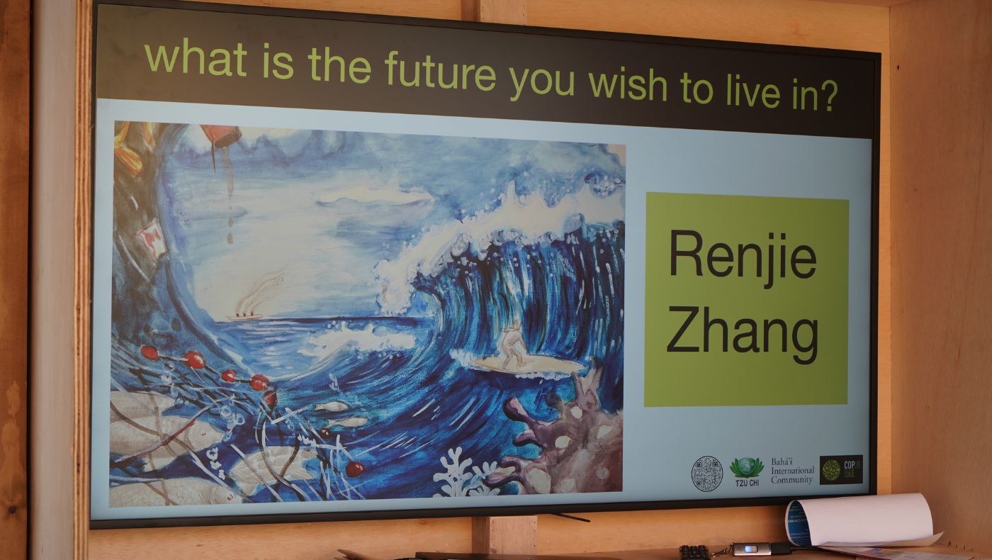 以「你想要生活在什麼樣的未來？」為主題的藝術畫作，在慈濟展攤上展出。攝影／海克特