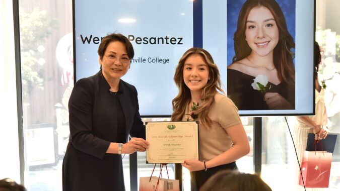 Wendy accepted the Tzu Chi scholarship and expressed her willingness to help more people, believing that doing good can change the world.