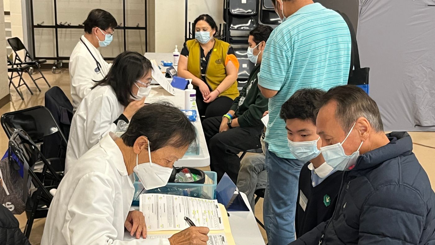 翻譯志工讓病患看診很輕鬆。攝影／張瑞龍