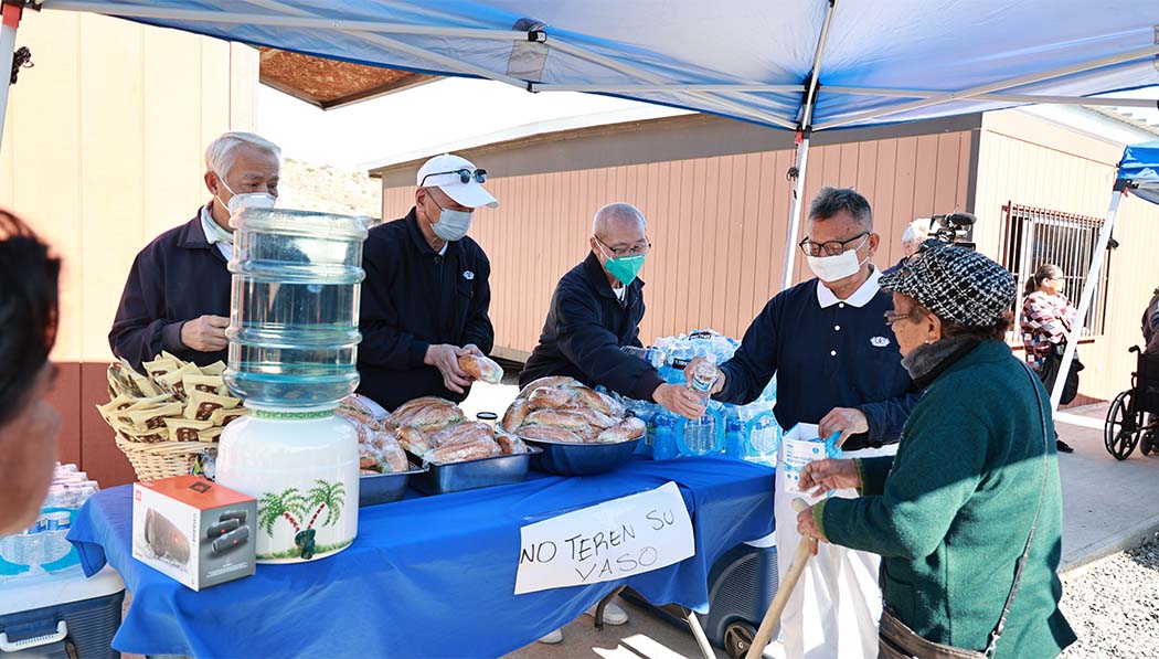 Volunteers distribute free lunches to people
