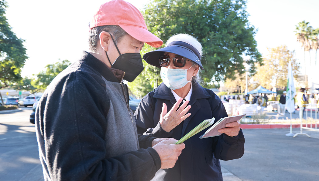 Volunteers explain Jing Si Aphorisms to the public
