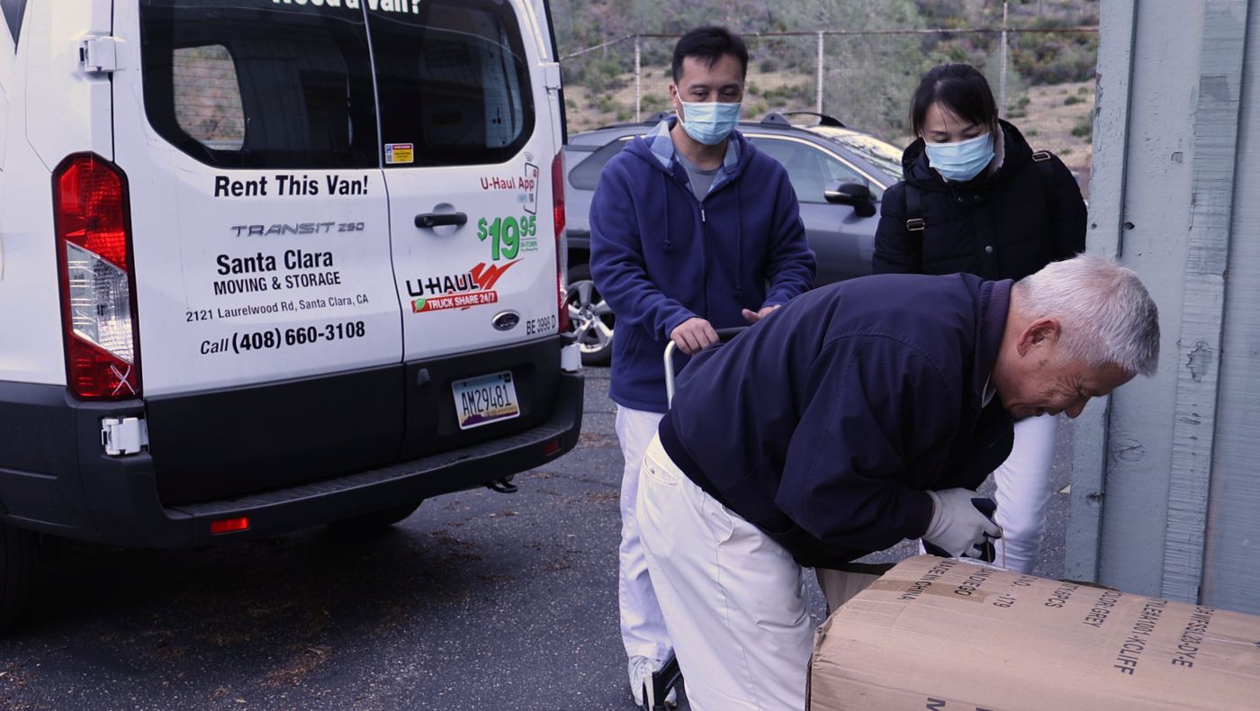 Minjhing Hsieh, executive director of Tzu Chi USA Northwest Region, driving the rented truck, and volunteers Yunfeng Xie and Ruoli Huang help unload supplies. Photo/Kitty Lu