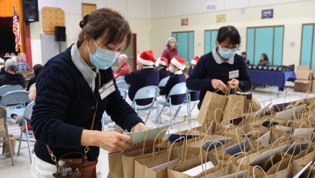 Tzu Yo Sky Luo's parent Vivian also helped pack gifts. Photo/Kitty Lu