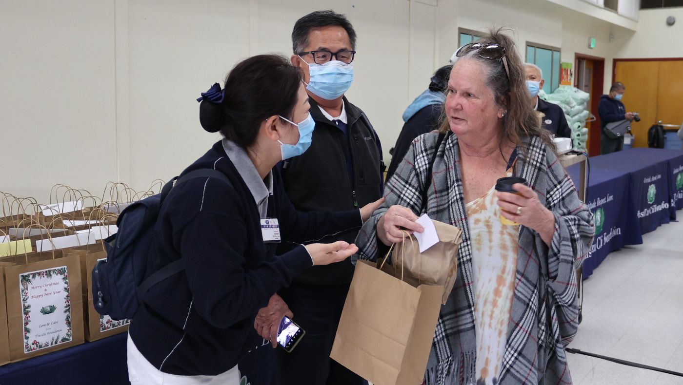 Camp Fire survivor Teri Rubiolo participates in the event and volunteers helped to serve. Photo/Kitty Lu