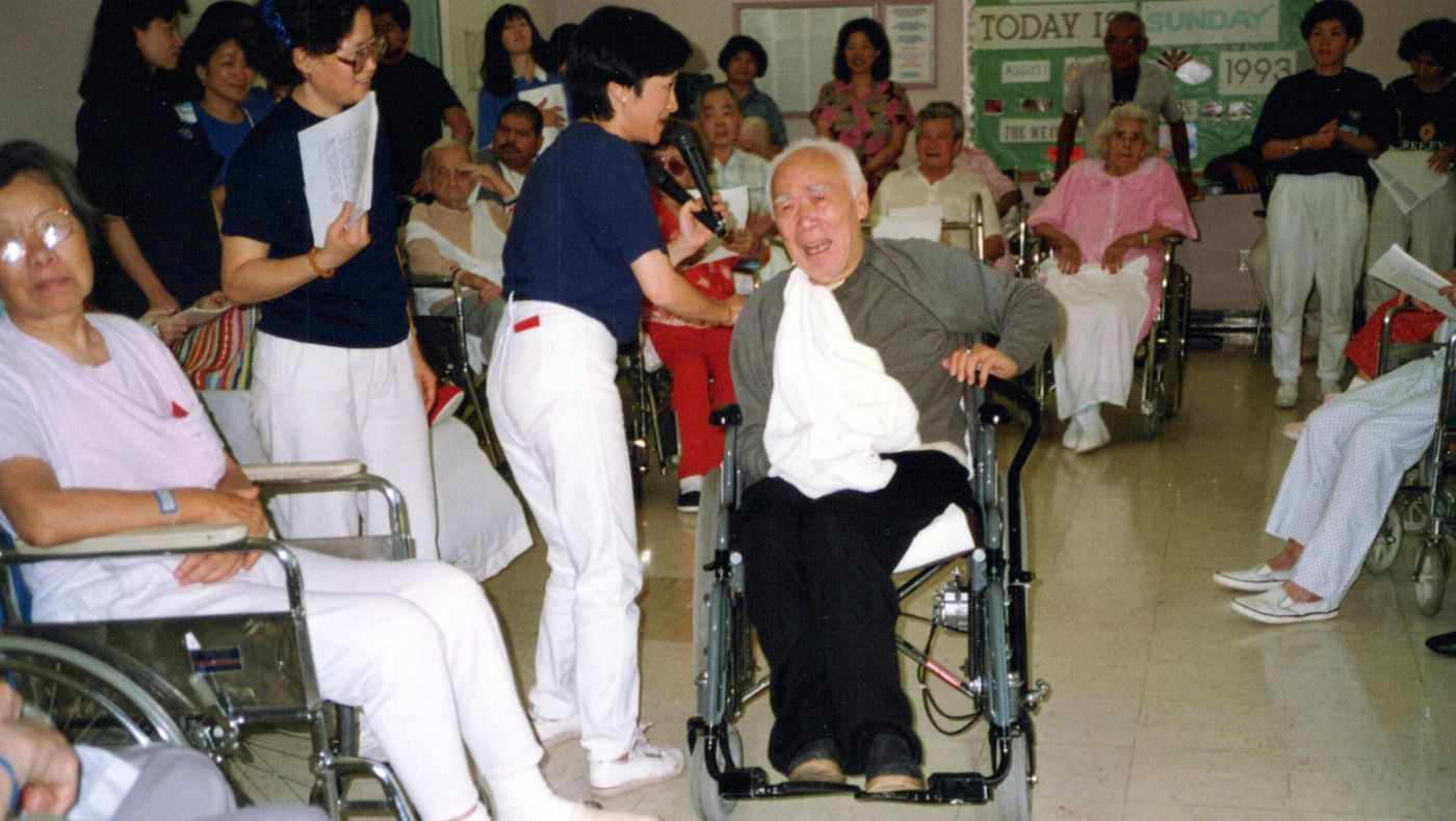 1993年，慈濟西雅圖支會南加尋根之旅，於老人院學習。