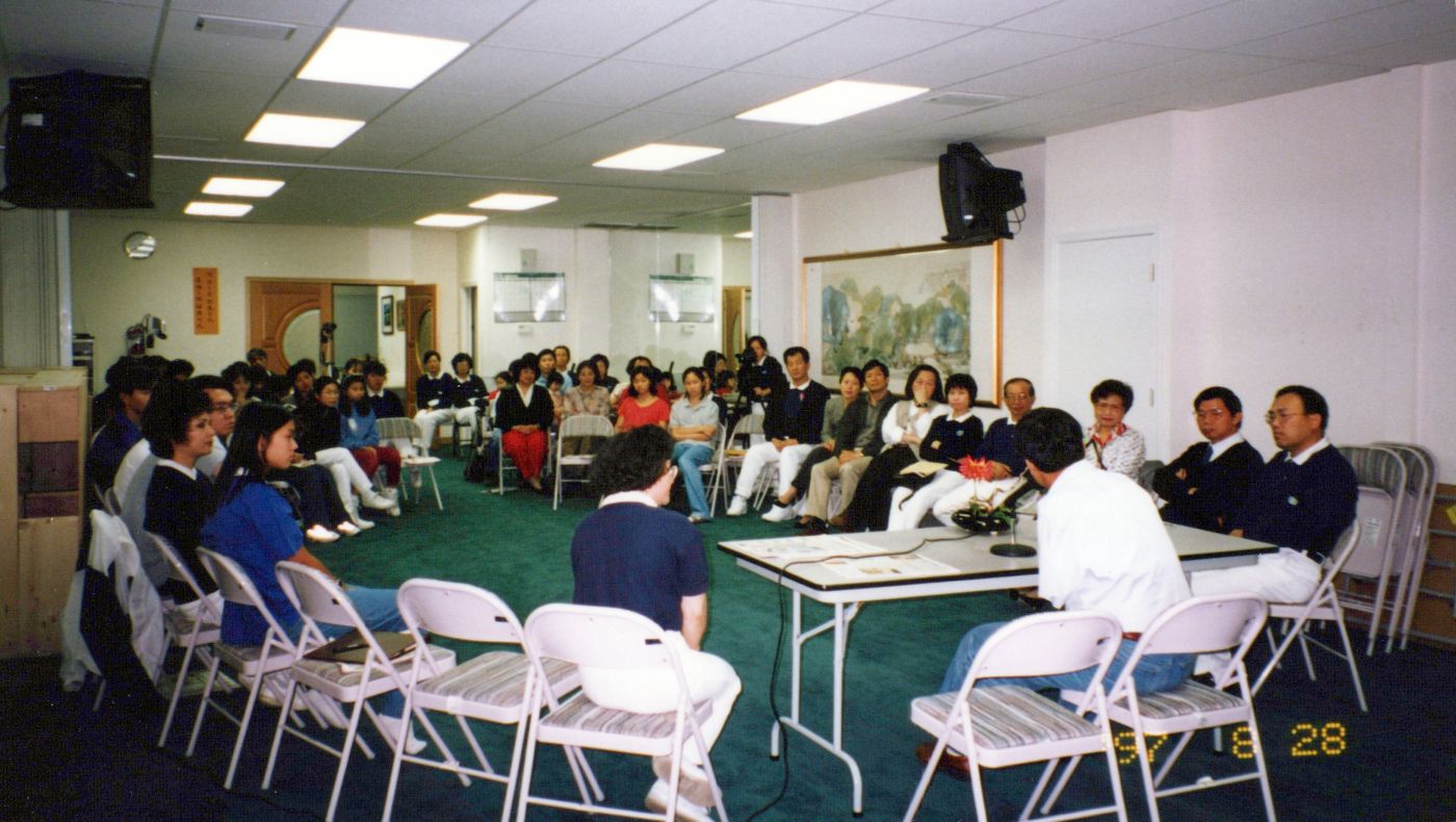 1997年8月23日，謝坤山蒞臨慈濟西雅圖支會，與會眾共研佛法。