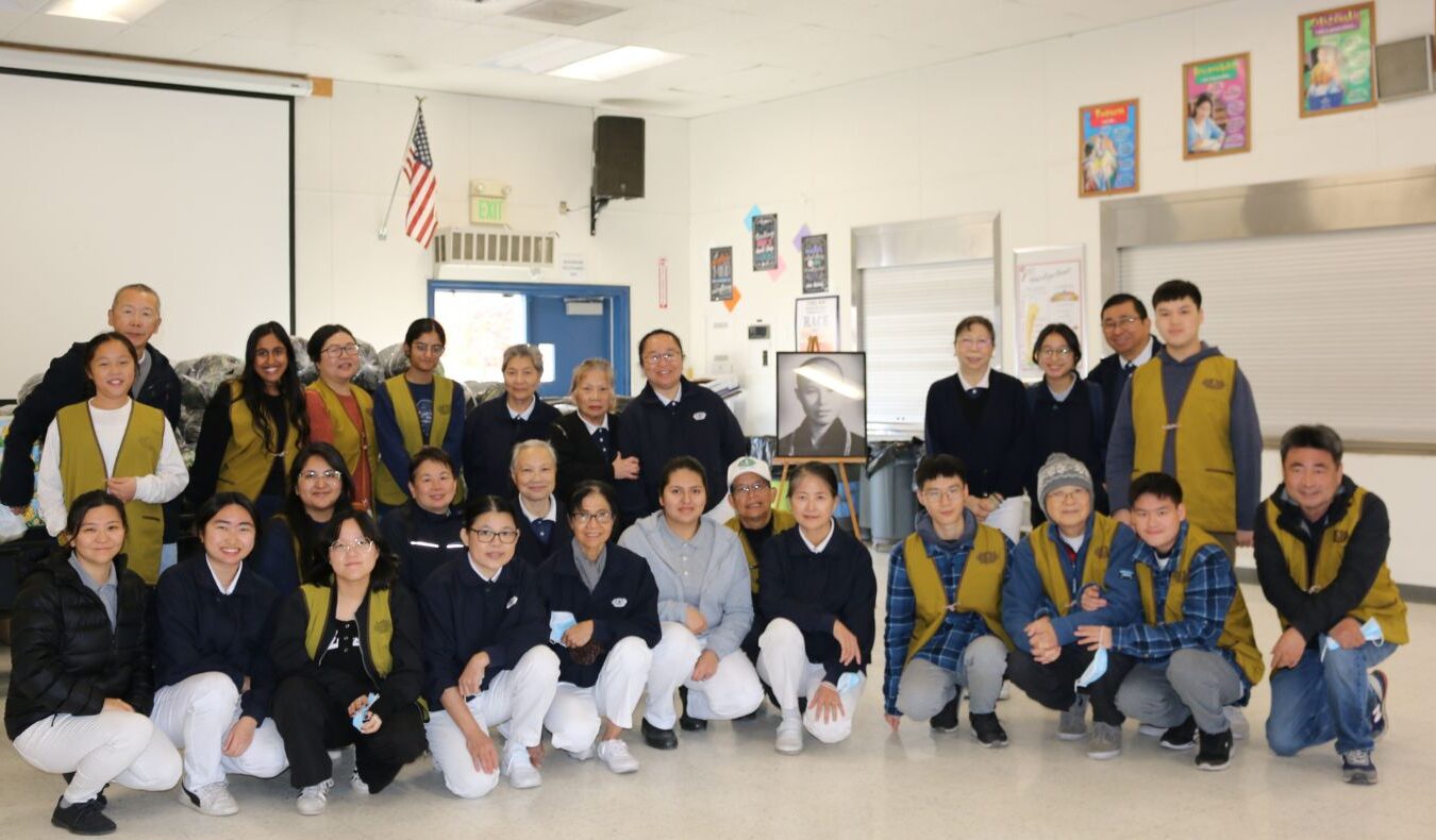 Tzu Chi Northwest Region’s volunteers in Fresno gather for a winter distribution in Laton, providing families with cold weather supplies and delivering warmth and care. Photo/Effie Zoulerk