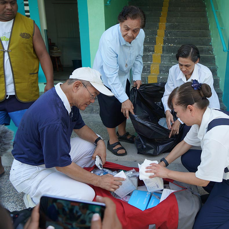 五级飓风欧蒂斯重创墨西哥南部沿岸，慈济美国志工团队深入灾区勘察灾情，并向当地贫困社区莫雷洛综合学校（Morelos Institute）捐赠用于急救的医疗用品。摄影／海克特（Hector Muniente）
