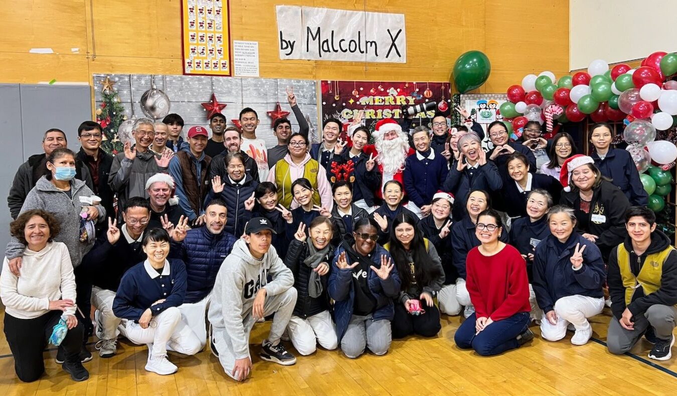 Tzu Chi volunteers in Silicon Valley held a winter distribution for local care recipients. Volunteers invited all present to form a gratitude circle to share glad tidings before the holiday season. Photo/Tina Tuan