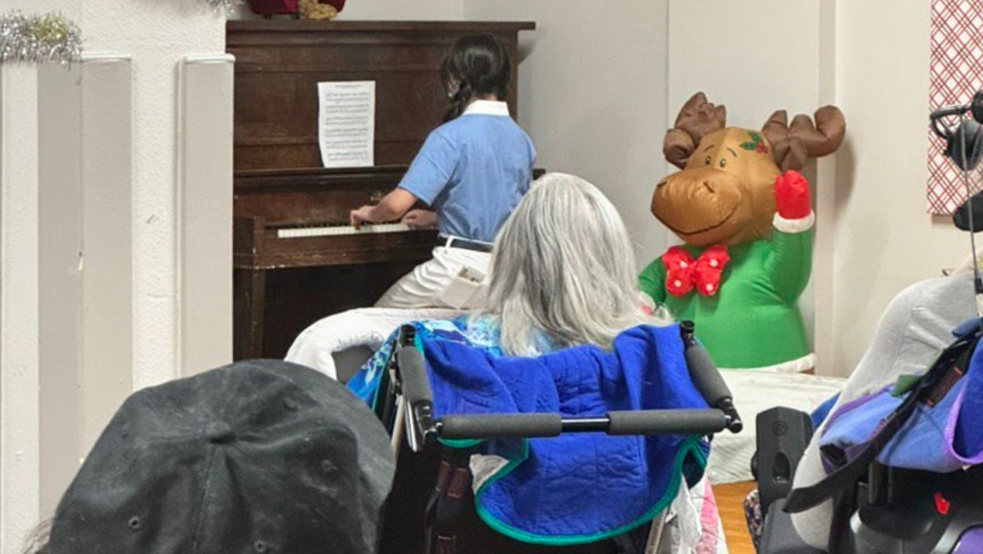 慈少Lisa鋼琴演奏帶動病友合唱。攝影／林愛立