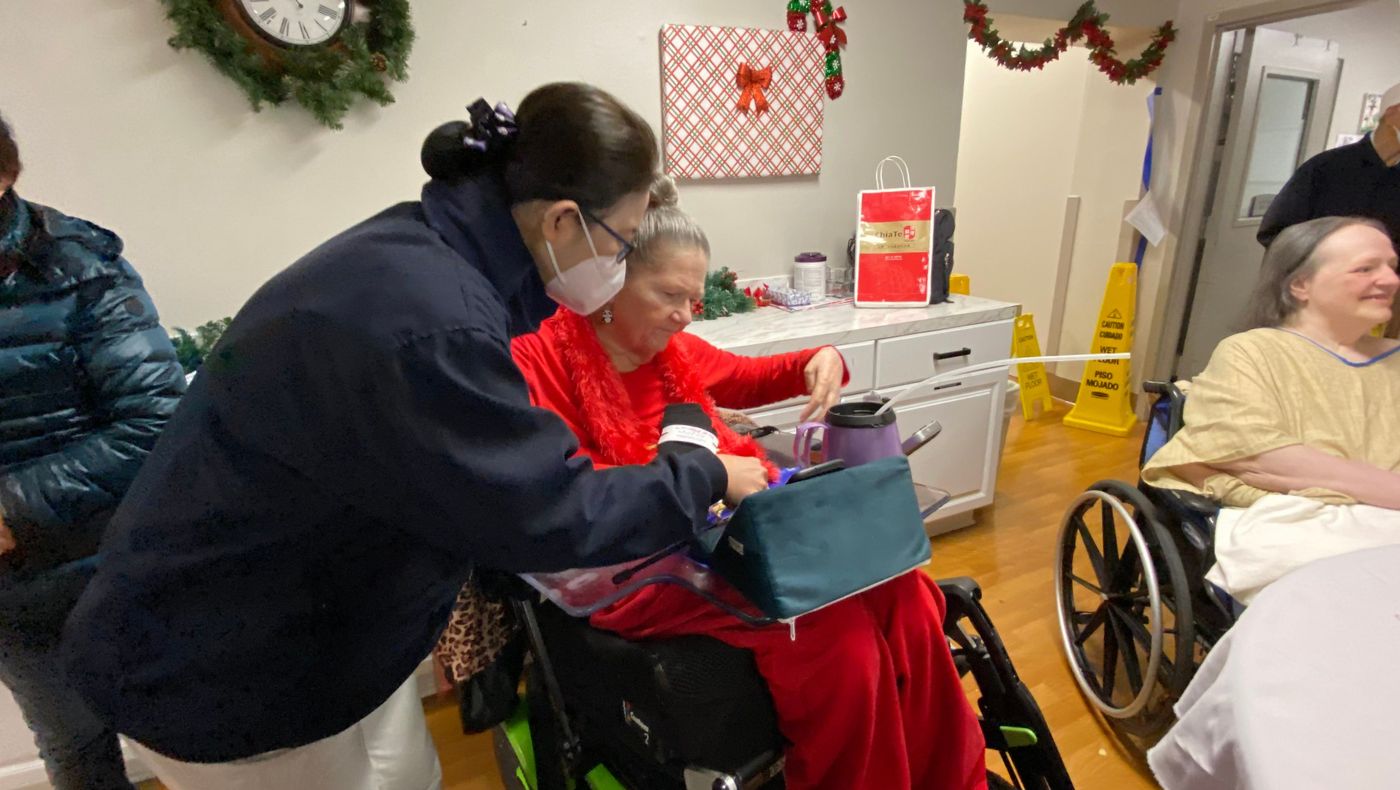 慈濟志工與坐在輪椅上的病患互動。攝影／黃淑儀