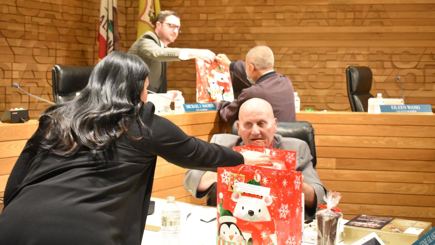 慈濟志工向市議員贈送感恩禮物。攝影／蔡松谷
