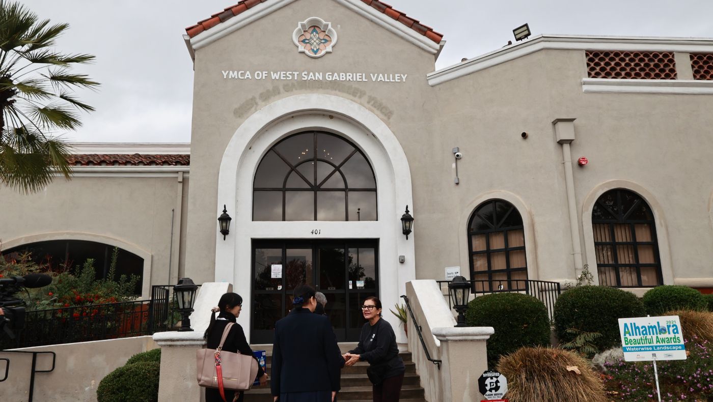 聖蓋博谷YMCA的經理熱情迎接慈濟志工。攝影／駱淑麗