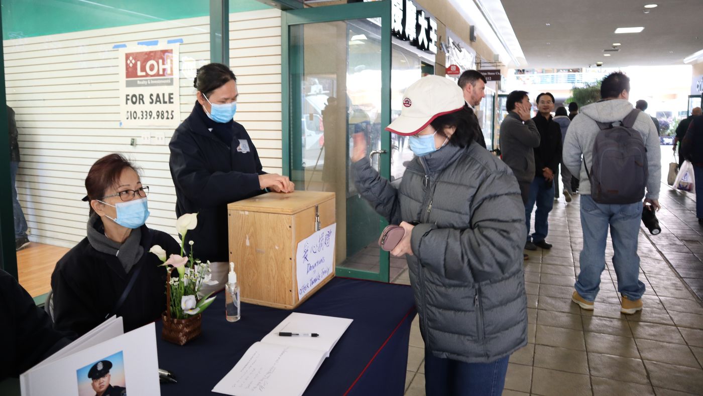 A team of volunteers prepared a donation box at the memorial service to help Officer Li Jun’s family.