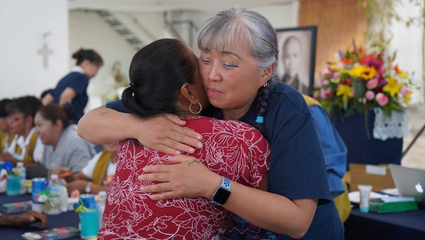 災民們感念大使夫人的親力親為、和藹可親，與她熱情擁抱。攝影／瑪麗娜·卡薩斯（Marina Casas）