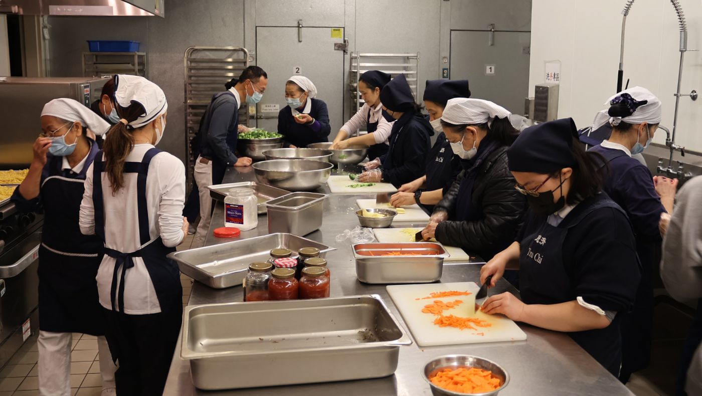 The central kitchen of the Tzu Chi Northern California branch has been busy since the afternoon, preparing for the distribution of hot meals in advance.