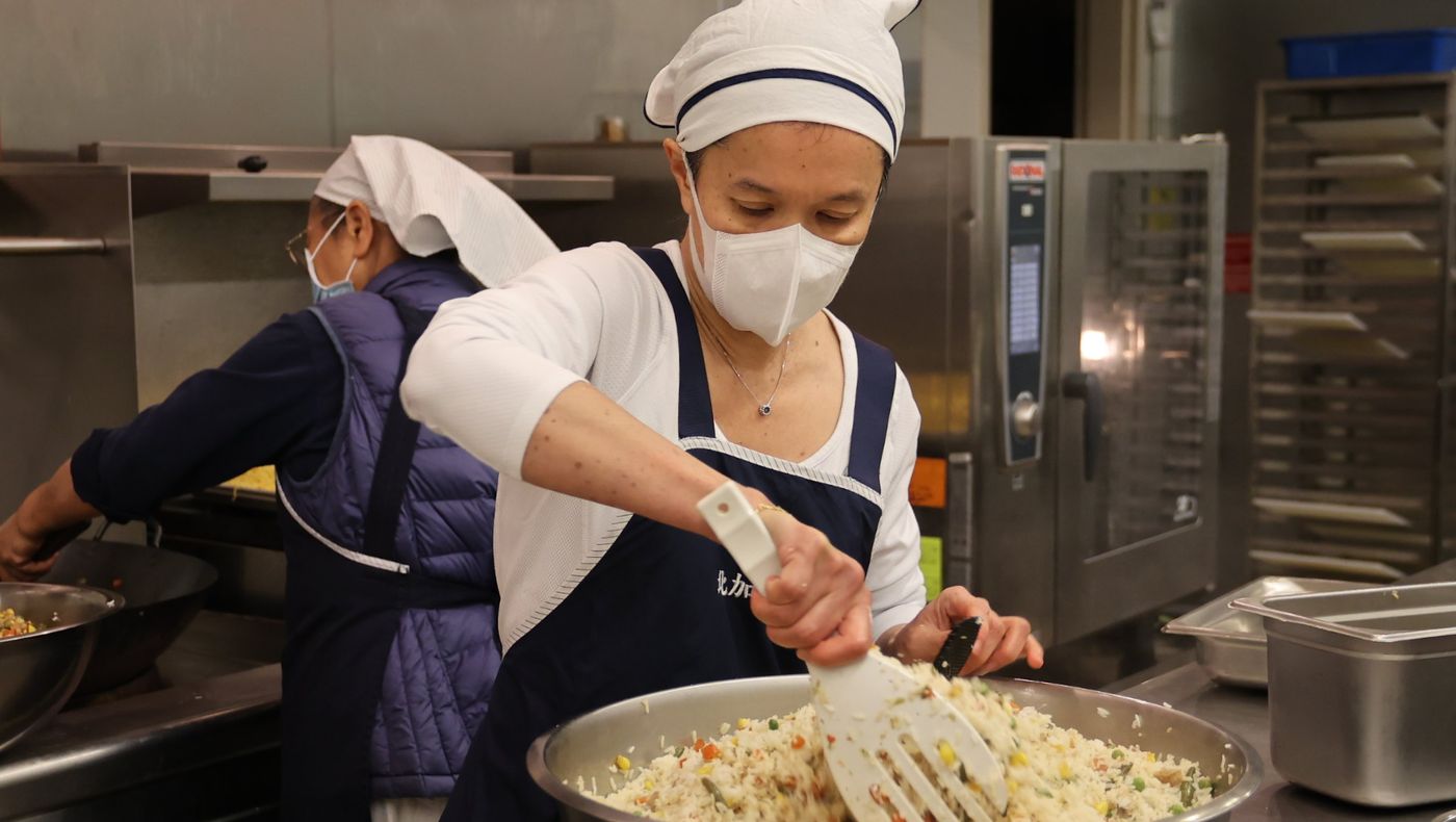 The central kitchen of the Tzu Chi Northern California branch has been busy since the afternoon, preparing for the distribution of hot meals in advance.