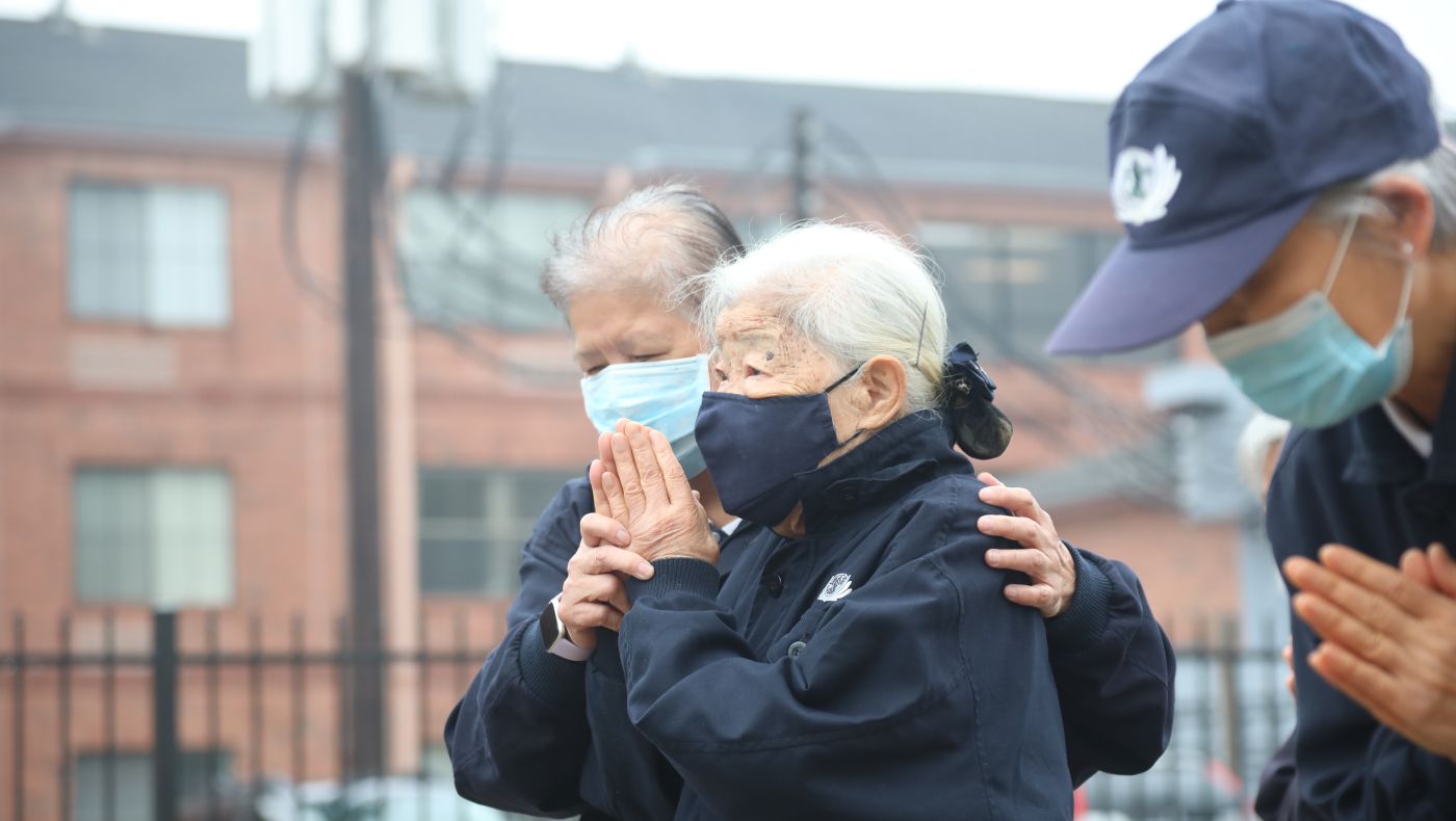 The pious old man completed the pilgrimage with the support of his family.